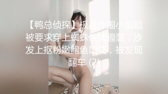 合租房躲门缝偷拍身材不错的美女洗澡嘘嘘