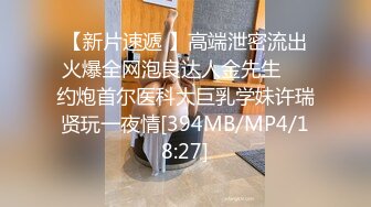 两个年轻美丽的小骚骚跟两大哥激情4P，淫声荡语不断叫爸爸，小骚逼被好姐妹玩出好多淫水，嘴里吃几把穴被草