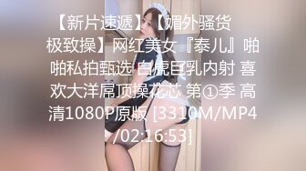 妹子在出租车上要小哥放音乐脱衣服发骚