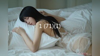 [MP4/ 954M]&nbsp;&nbsp;韵味十足甜美骚女，女用倒模20CM长屌，骑乘自己动，翘起屁股插入，上下套弄水声哗哗，双头龙深插