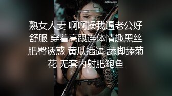 [MP4]【如充气娃娃一般超粉美穴】两根水晶假屌一起插，塞满双洞，大黑牛震动双倍快乐，高潮出水毛巾多湿了太骚了