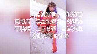 素颜也很美的良家小少妇镜头前诱惑狼友，让纹身大哥吃着奶子抠着逼，主动上位抽插大哥，浪荡呻吟不断别错过